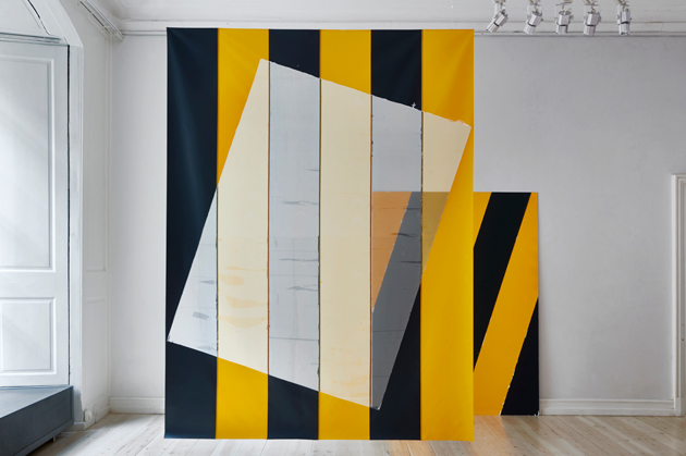 Ingrid Kæseler: 'EFTERGLØD / AFTERGLOW, gul/sort', 2016, akryl på aluminium og gaze, 280 x 210 cm